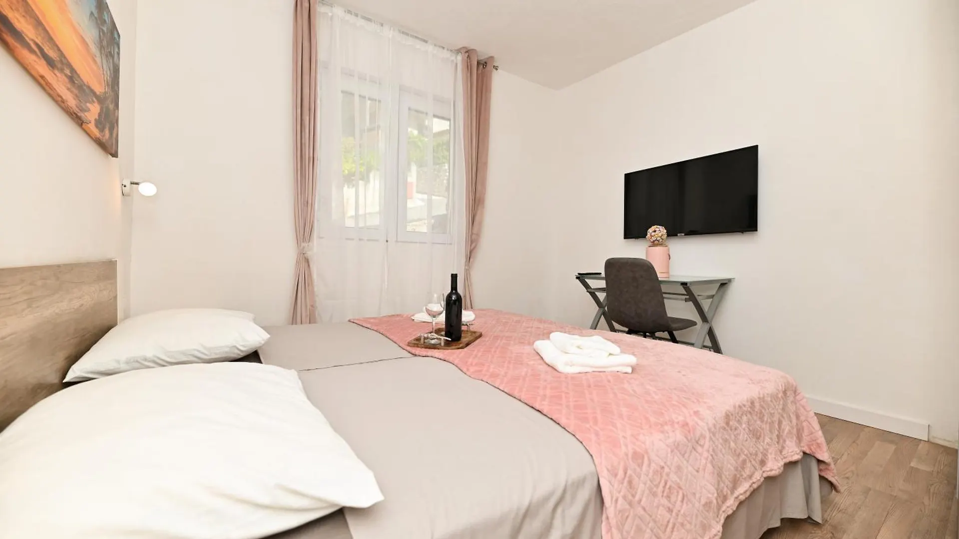 New,Close To The Beach Family Apartment With Parking, Olive Oil And Wine Trogir