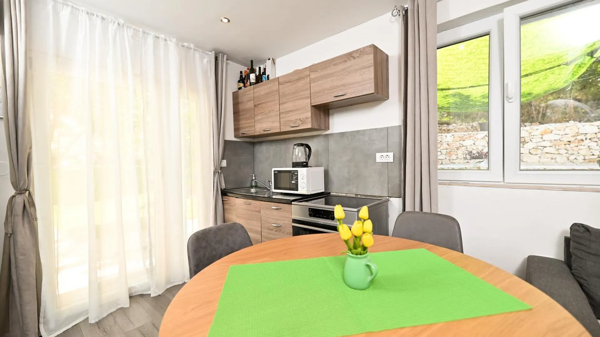 New,Close To The Beach Family Apartment With Parking, Olive Oil And Wine Trogir