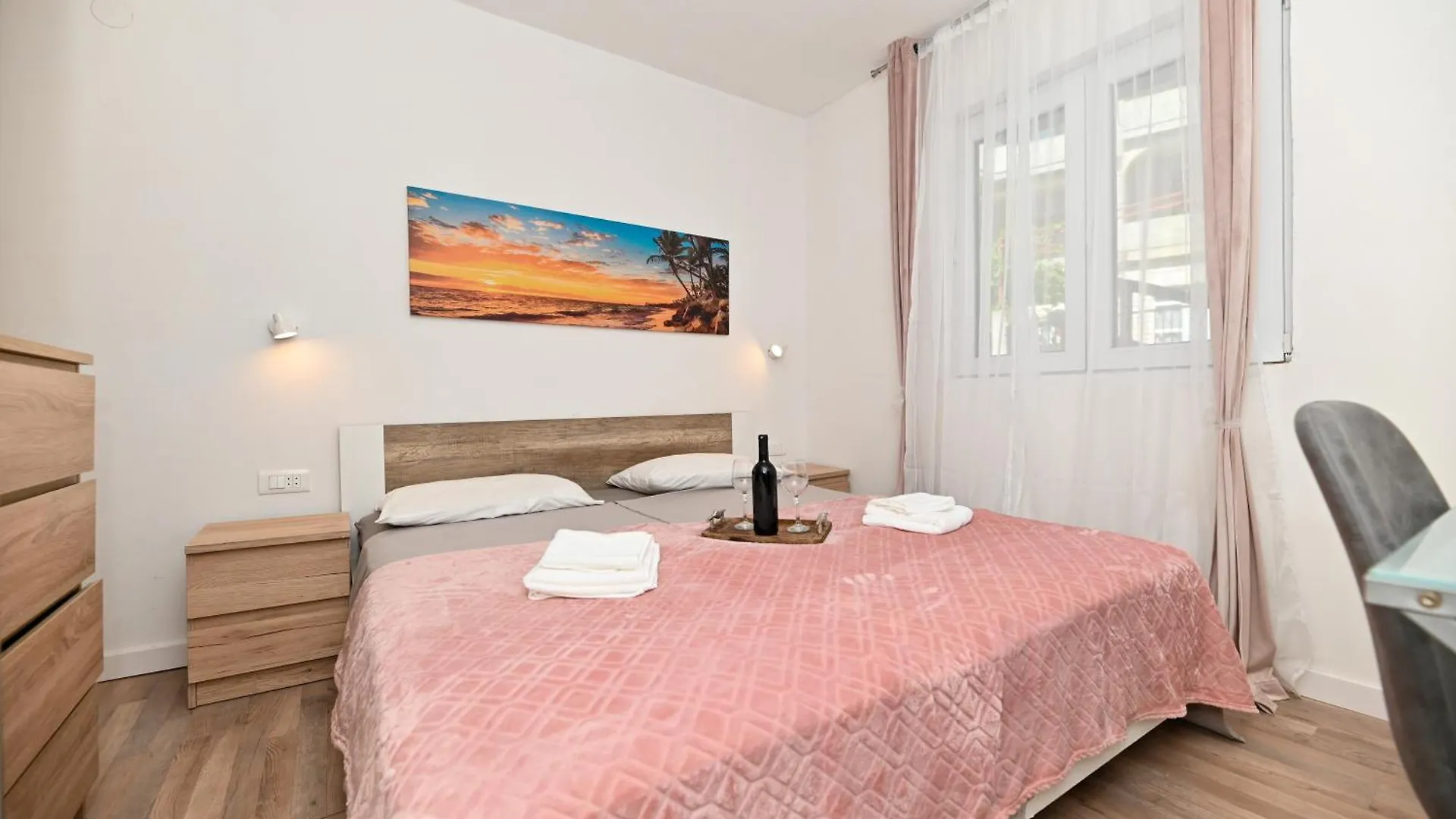 New,Close To The Beach Family Apartment With Parking, Olive Oil And Wine Trogir